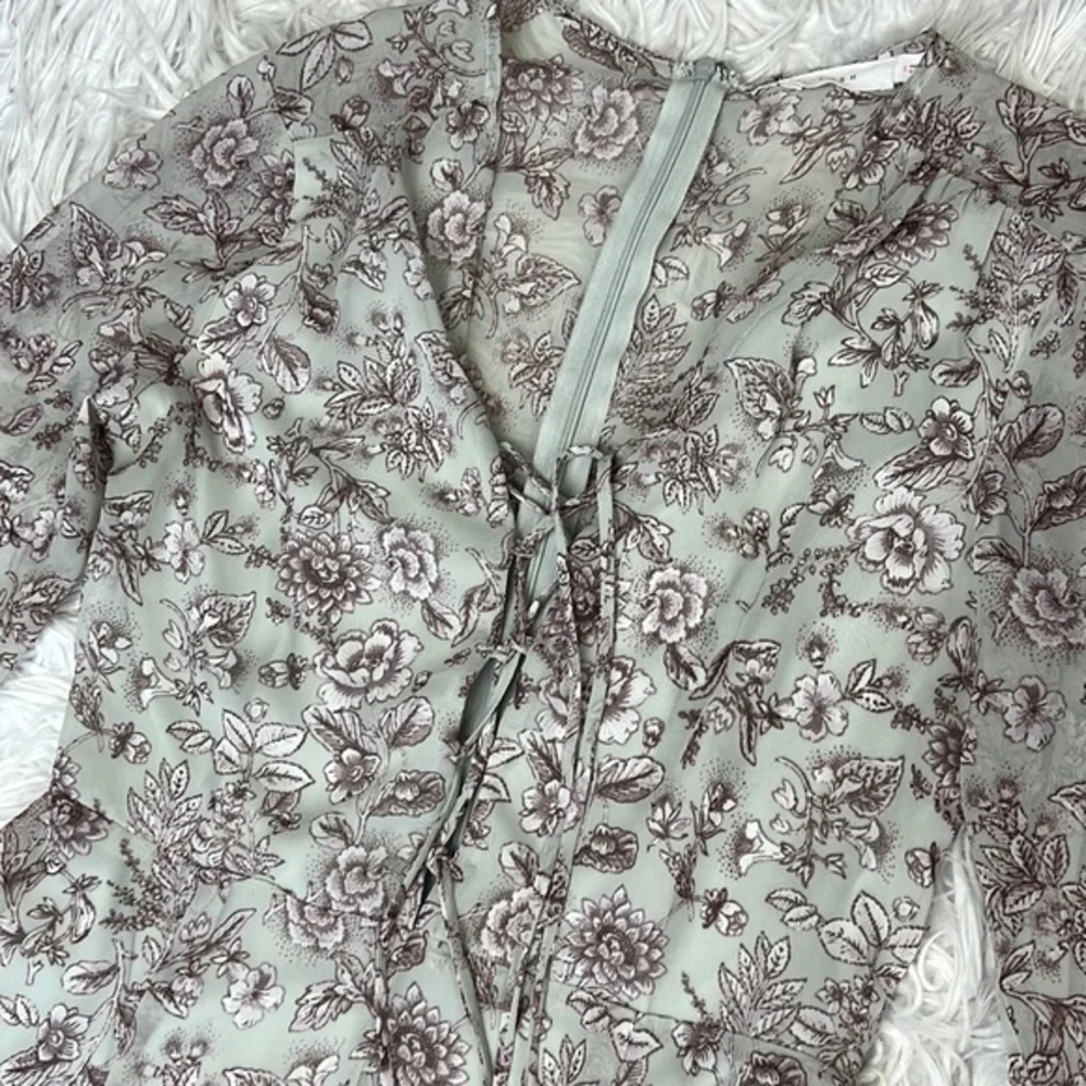 LUSH FLORAL‎ ROMPER - Picture 3 of 7